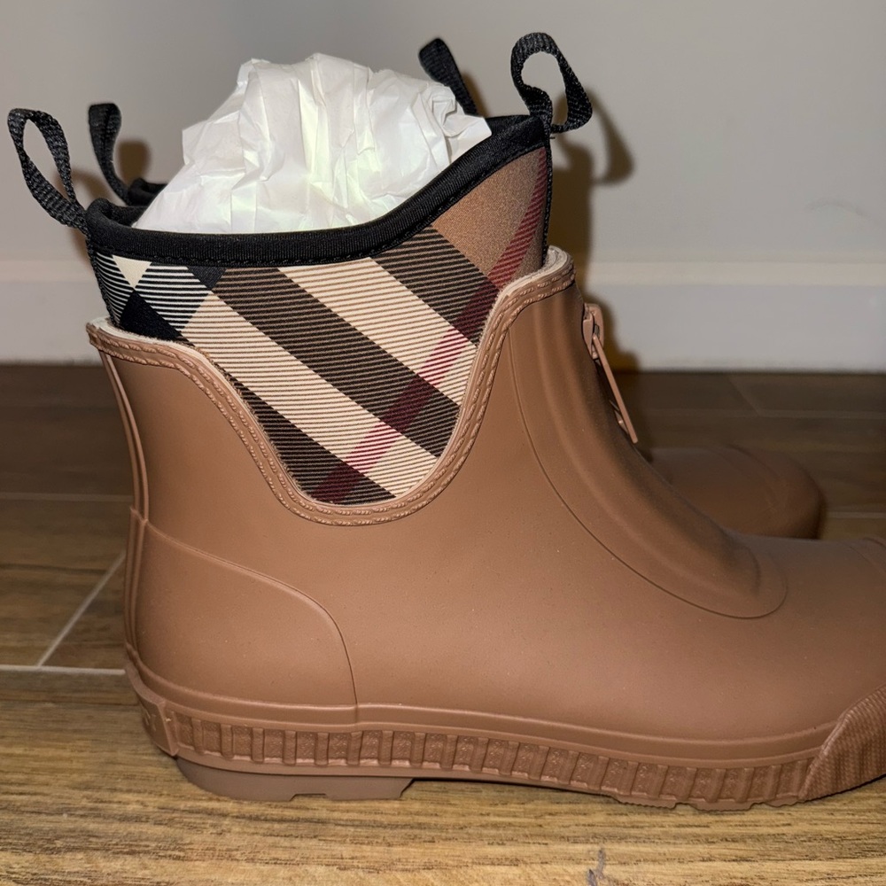 Burberry Rubber Marsh Stamp Low Boots - Picture 5 of 8